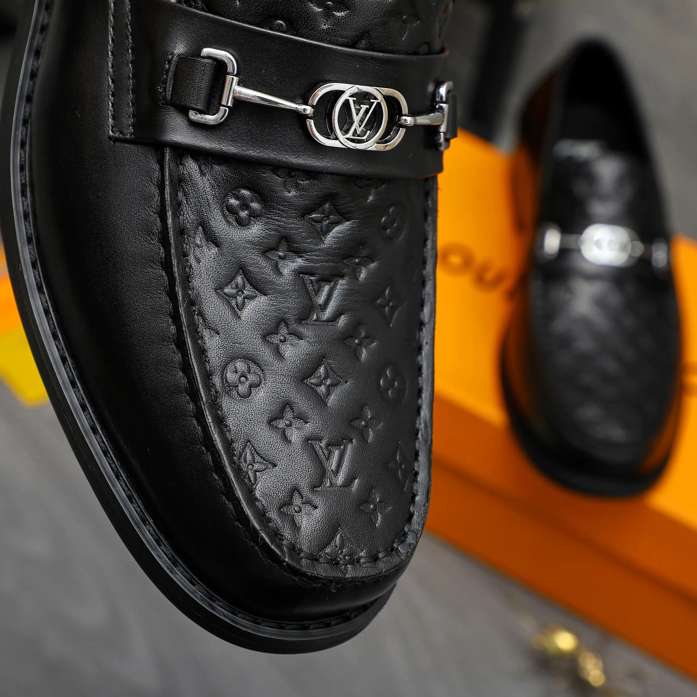 Men's shoes 💰p460 Product trademark: LV (Louis Vuitton) business slip-on leather shoes. Regular size: 38-45 (45 is custom-made and non-returnable) Product materials: Selected high-quality embossed cowhide upper, cowhide lining, original rubber outsole